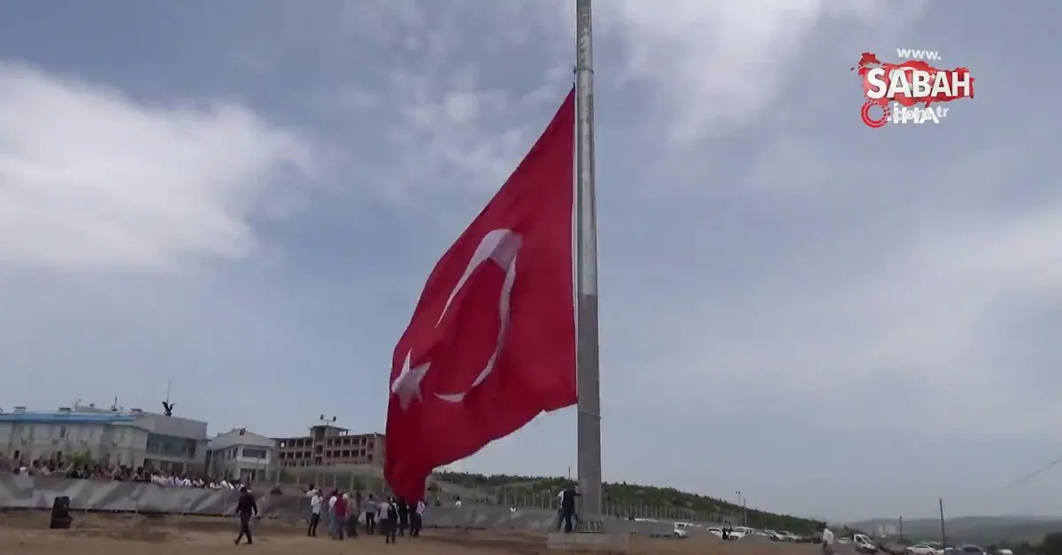 350 Metrekarelik Bayrak Gondere Cekildi Videosunu Izle Son Dakika Haberleri