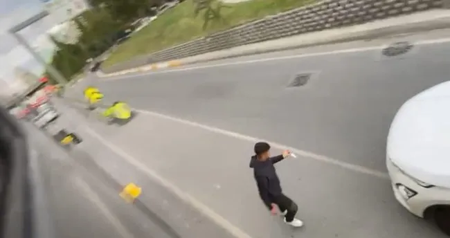 Bağcılar’da İETT otobüsünün lastiklerini bıçakladı! Gözaltına alındı Bağcılar’da İETT otobüsünün lastiklerini bıçakladı! Gözaltına alındı