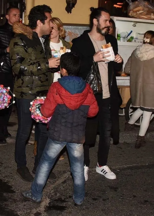Burcu Biricik elindeki ekmeği sokaktaki çocuğa verdi