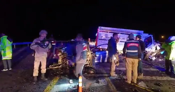 Bingöl’de otomobil ve kamyonet çarpıştı: Biri bebek 3 kişi yaşamını yitirdi | VİDEOHABER