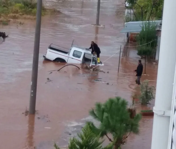 Mersin’de araçlar sele kapıldı