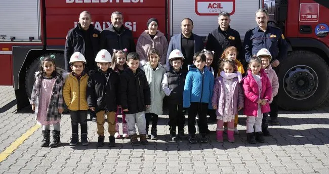 Kars itfaiye ekiplerinden miniklere eğitim