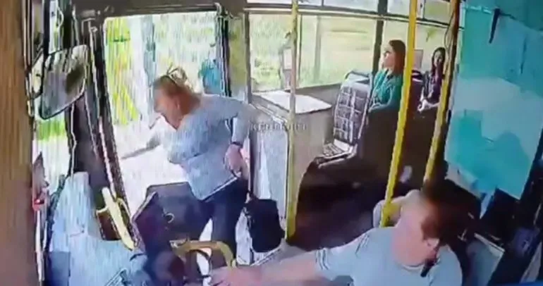 Kapısı açık seyreden otobüsten düşen kadın ağır yaralandı