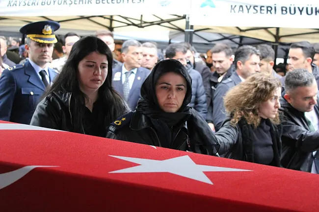 Türkiye şehitlerini uğurladı! Şehit astsubayın eşinden oğluna: Başını dik tut, senin baban kahraman!