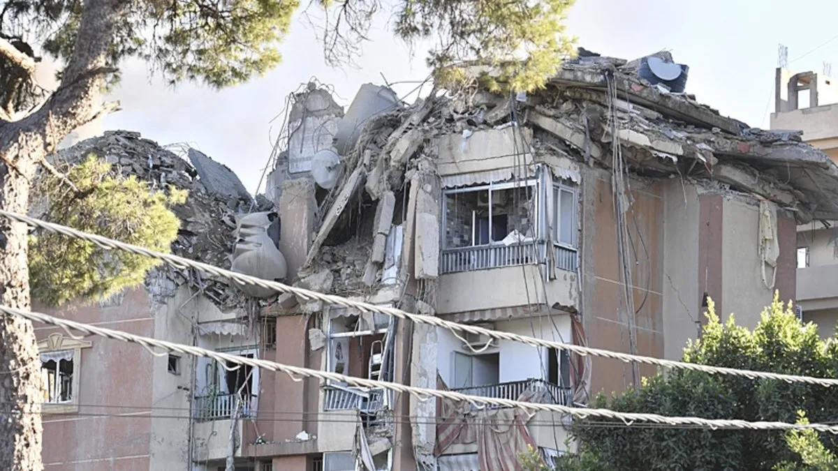 Katil İsrail katliama doymuyor! Lübnan'a yeni hava saldırısı: Bina yerle bir oldu