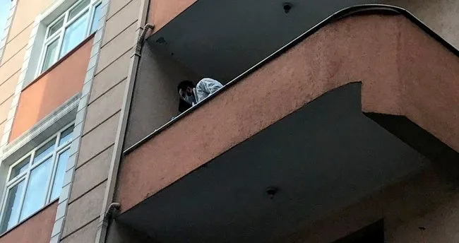 87 yaşındaki adam evinin balkonundan yola düştü