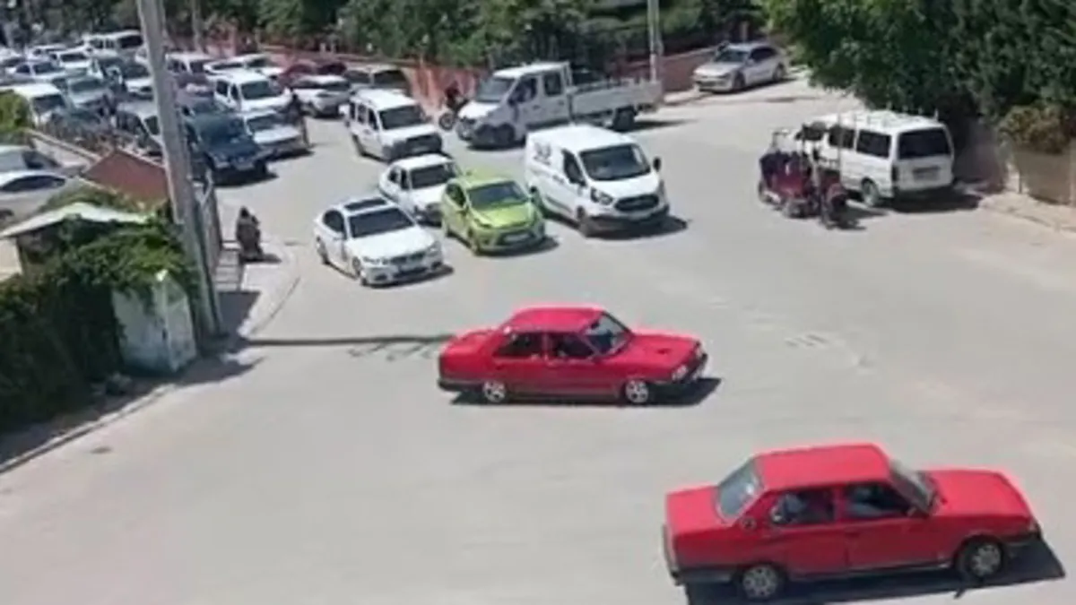 Konya'da düğün konvoyunda ambulansa yol vermeyip drift yapan sürücüye kesilen ceza ve ehliyetine el konulmasıyla ilgili haber.