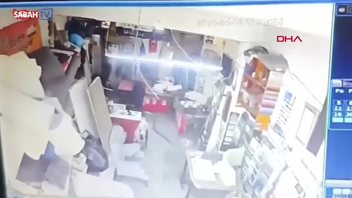 Sarıyer’de yemek borcunu isteyen komşusunu silahla tehdit etti: ‘Hepinizi vuracağım’ videosunu izle Sarıyer’de yemek borcunu isteyen komşusunu silahla tehdit etti: ‘Hepinizi vuracağım’ videosunu izle