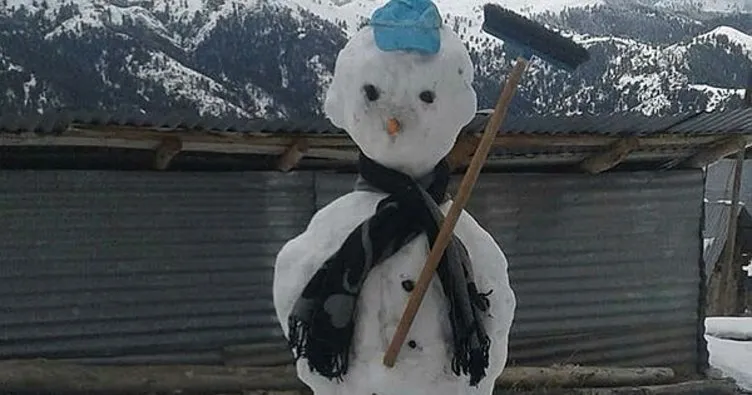 Erzurum’da mayıs ayında kardan adam yaptılar