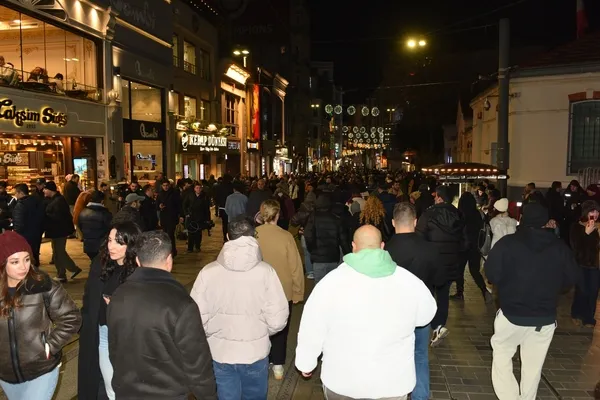 taksim-meydaninda-yilbasi-yogunlugu-10-bin-kamerayla-anlik-denetleniyor-1767198071896.jpg