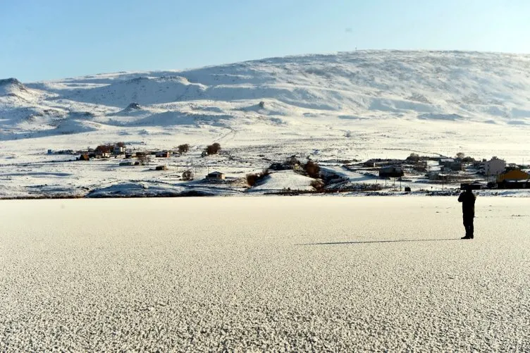 Ardahan’da Aktaş Gölü’nün yüzeyi buz tuttu