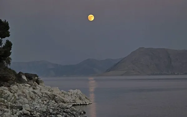 ayni-aksam-iki-buyuleyici-manzara-1785400826557.jpg