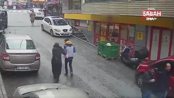 İstanbul'da bıçaklı eski eş dehşeti kamerada! Kadını ölümden montu kurtardı | Video