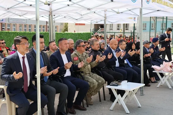 sehit-isminin-verildigi-okulda-anildi-mustafa-ugurelli-sehadet-yil-donumunde-dualarla-yad-edildi-1777483971687.jpg