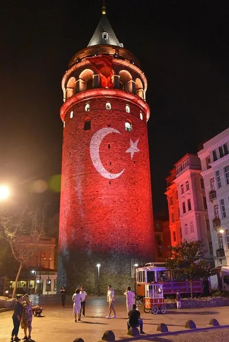 Galata Kulesi’ne Türk bayrağı yansıtıldı