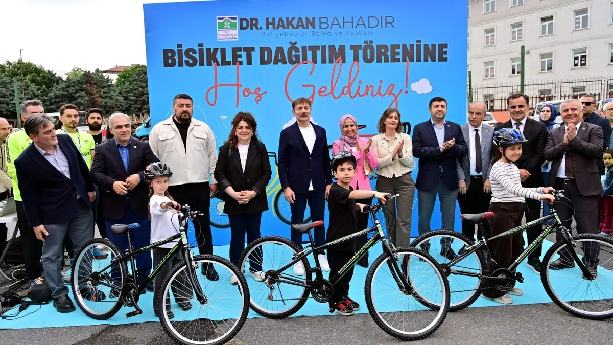 Bahçelievler’de 4 bin 100 çocuğa bisiklet dağıtıldı Bahçelievler’de 4 bin 100 çocuğa bisiklet dağıtıldı