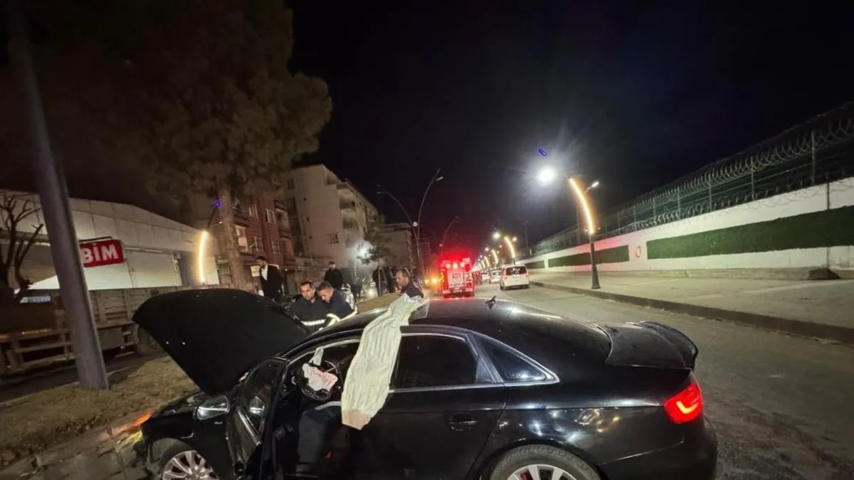 Batman’da feci kaza: Araçta sıkıştı itfaiye çıkardı! Batman’da feci kaza: Araçta sıkıştı itfaiye çıkardı!