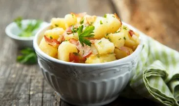 Misafir sofralarının vazgeçilmezi patates salatası tarifi: Patates salatası nasıl yapılır?