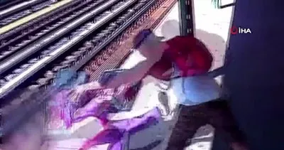 Metro istasyonundaki kadını raylara itti... Korku dolu anlar kamerada!