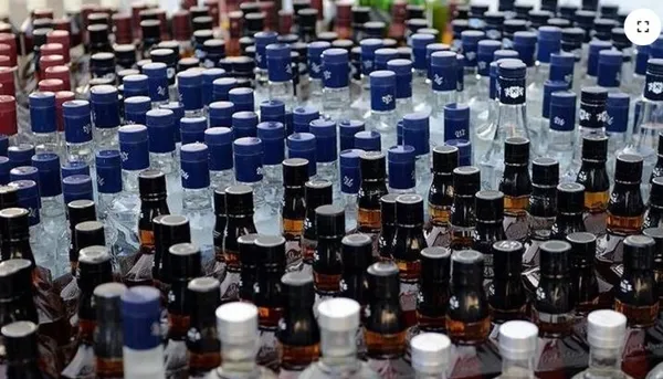 beyoglunda-dukkaninda-sahte-icki-ureten-sucu-tutuklandi-72-litre-sahte-icki-ele-gecirildi-1737200043481.jpg