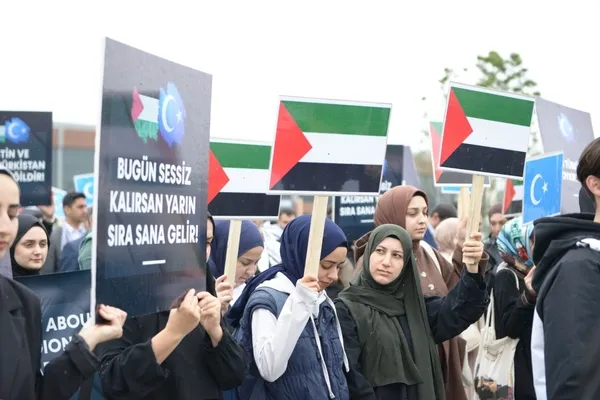 barulu-ogrenciler-sessiz-yuruyus-ile-insan-haklari-ihlallerine-tepki-gosterdi-1714770655748.jpg