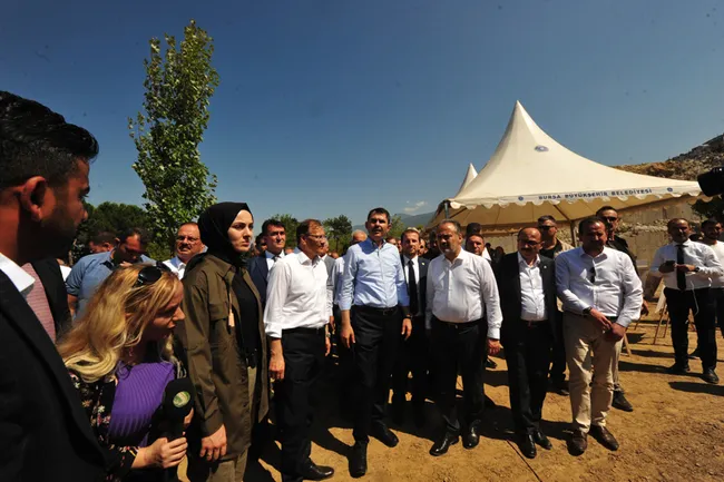 cekirge-terasin-ilk-fidanini-bakan-murat-kurum-dikti-1659107968673.jpg Çekirge Teras’ın ilk fidanını Bakan Murat Kurum dikti