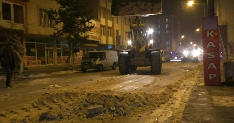 Kars Belediyesi caddelerin kar ve buzunu temizliyor