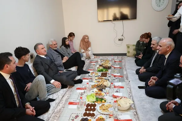 bakan-depremzede-aileyle-yer-sofrasinda-iftar-acti-1771611584750.jpg