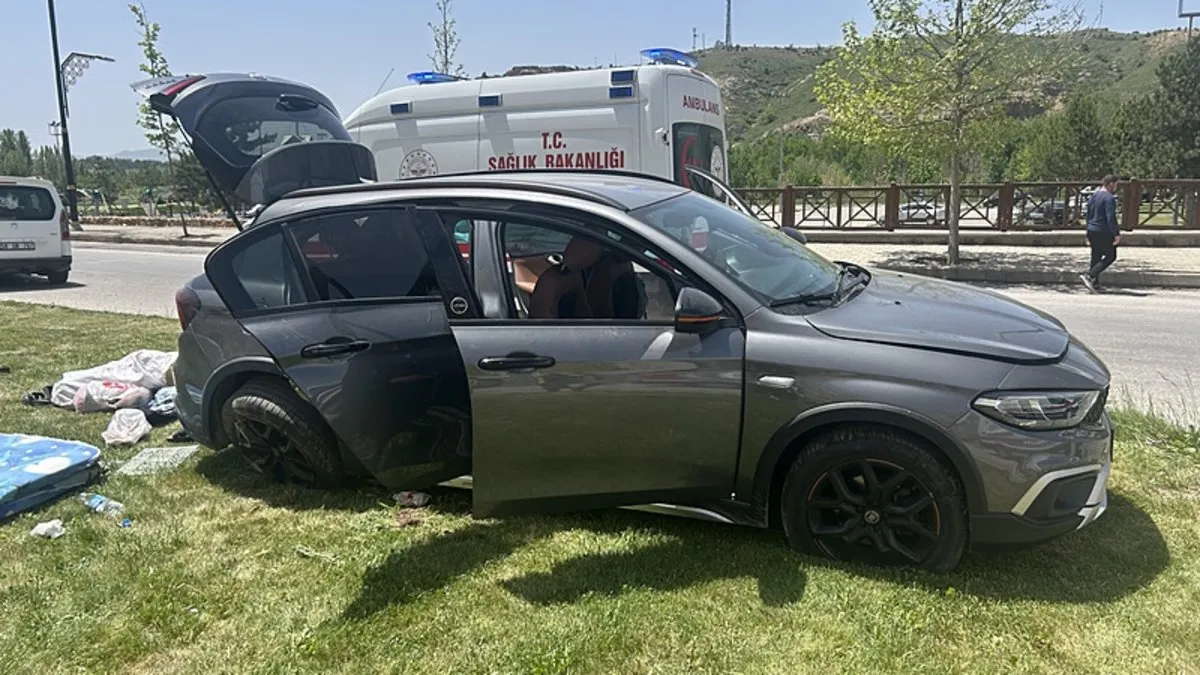 Sivas'ta hafif ticari araç ile otomobil çarpıştı: 6 yaralı