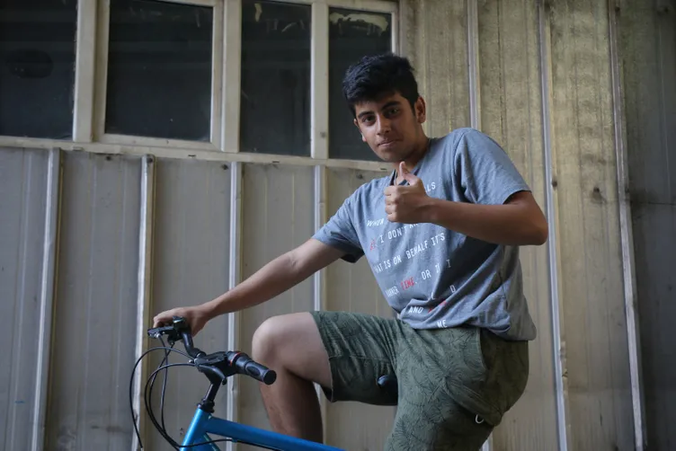 Kuzeniyle iddiaya girdi, CİMER’den istediği bisiklet kapısına geldi