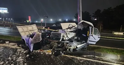 Otomobil aydınlatma direğine çarpıp ikiye bölündü