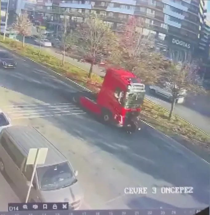 Pendik’te feci kaza: Kullandığı skuterle TIR’ın altında 150 metre sürüklendi!