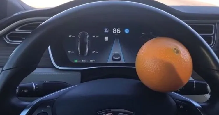Tesla’yı bir portakalla kandıran sürücü