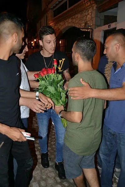 Mesut Ãzil'den seyyar çiçek satıcılarına tepki