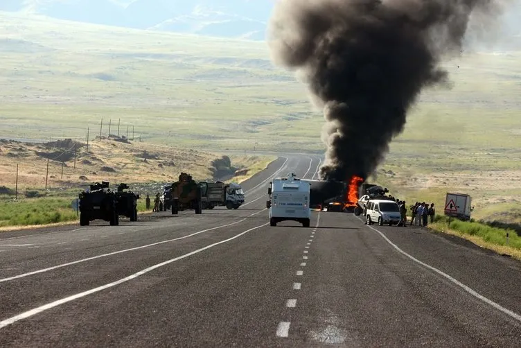 Ağrı’da teröristler yol kesip araç yaktı