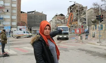 Elazığ’da hasar gören binalar yıkılıyor. 2 hafta önce taşındığı evi yıkılan kadın hüzünlendi