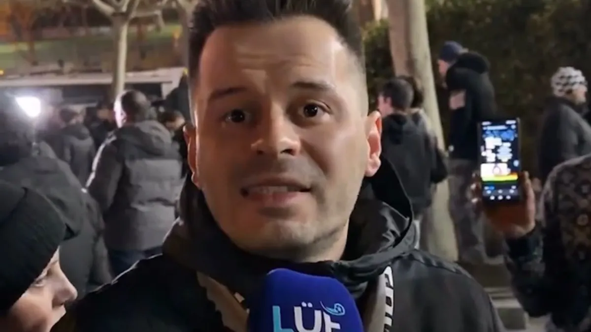 Son dakika: Mikrofonu alıp hakaretler yağdıran taraftar gözaltına alındı Son dakika: Mikrofonu alıp hakaretler yağdıran taraftar gözaltına alındı