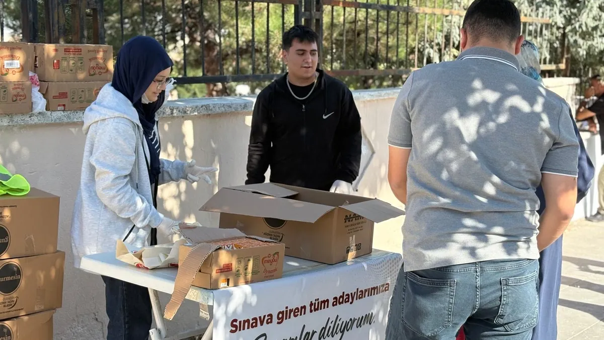 Sincan Belediyesi'nden KPSS adaylarına meyve suyu ve simit ikramı