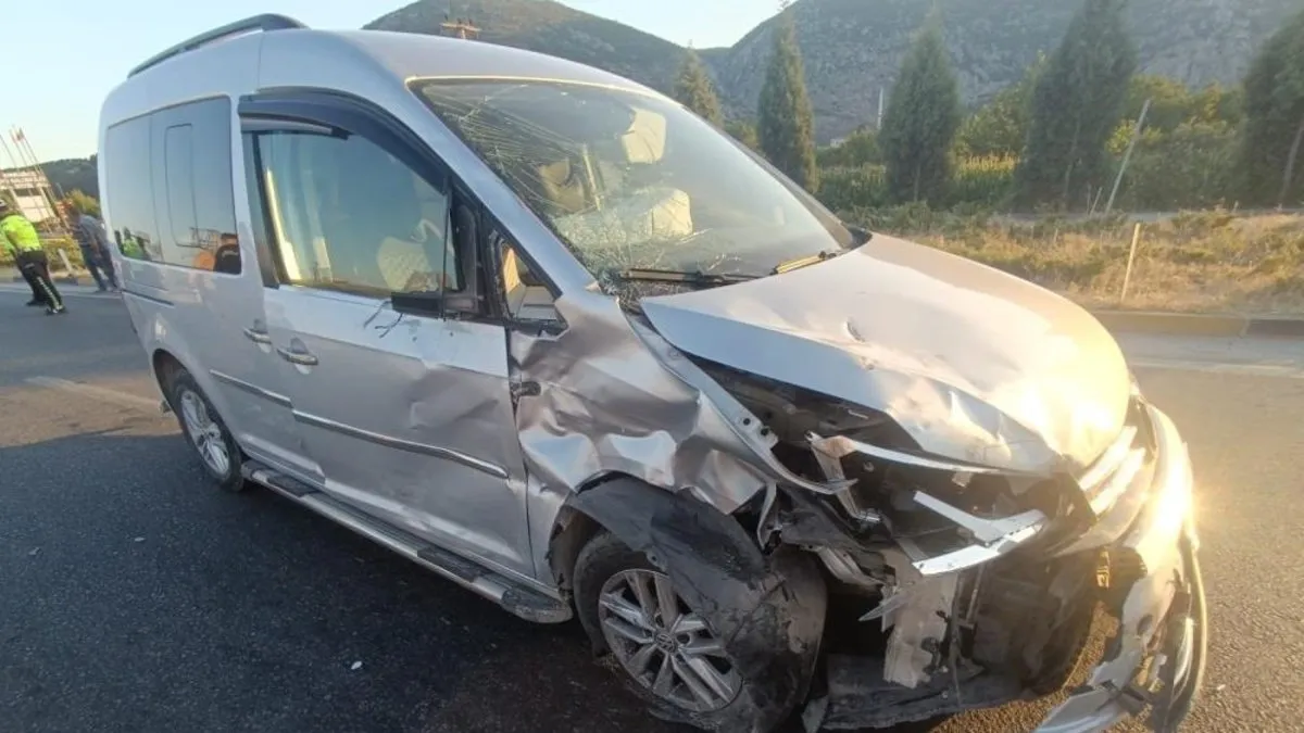 Manisa'da hafif ticari araç ile motosiklet çarpıştı: 1 ölü, 1 yaralı