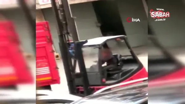 Forklift kullanan çocuk sürücü kamerada | Video