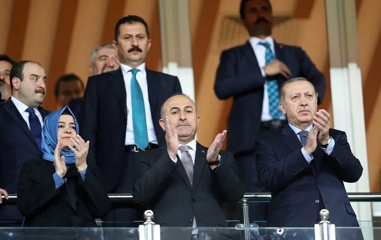 Cumhurbaşkanı Erdoğan Finlandiya maçında Millilere destek verdi