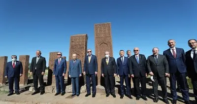 Başkan Erdoğan’dan Malazgirt Zaferi kutlamaları öncesi Ahlat Selçuklu Meydan Mezarlığı’na ziyaret