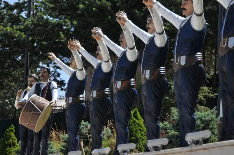 Erzurum'da yaklaÅık 3 yıl önce BüyükÅehir Belediyesi tarafından yaptırılan yöresel halk oyunlarından bar ekibinin heykelinde davulcunun tokmaÄı, zurnacının da zurnası çalındı. ile ilgili görsel sonucu