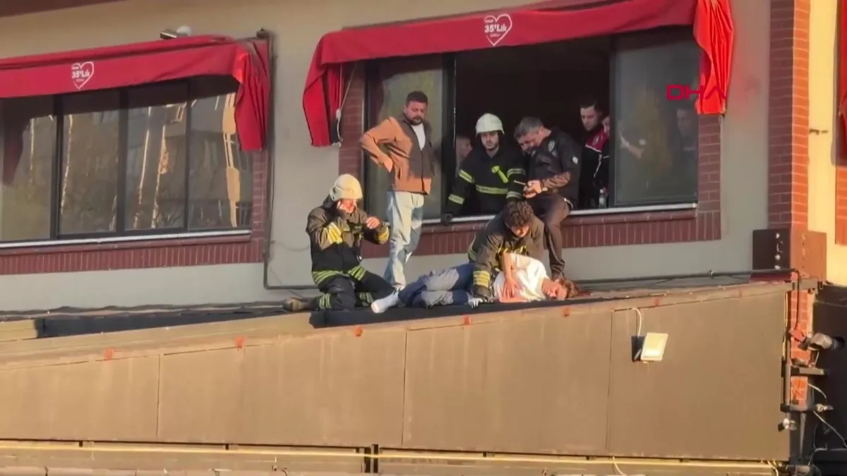 Çorlu’da kafeteryanın 3’üncü katından alt kata düşen kadın yaralandı | Video videosunu izle Çorlu’da kafeteryanın 3’üncü katından alt kata düşen kadın yaralandı | Video videosunu izle