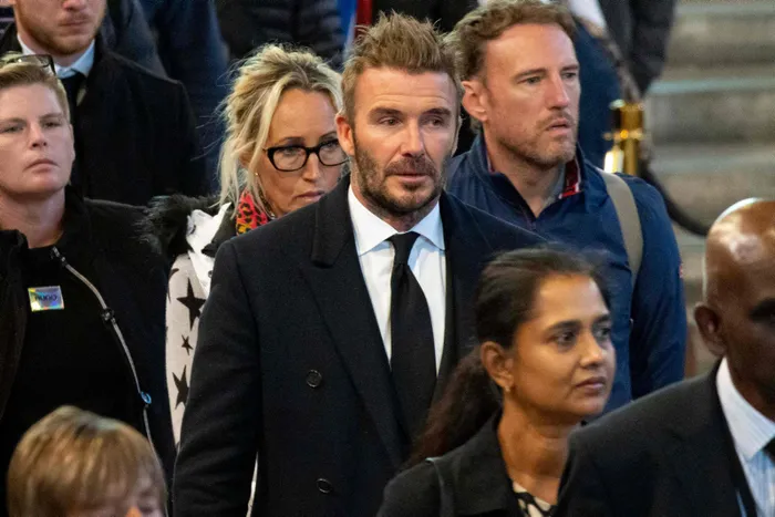 david-beckham-kralice-icin-13-saat-bekledi-cenazede-duygusal-anlar-1663421411153.jpg