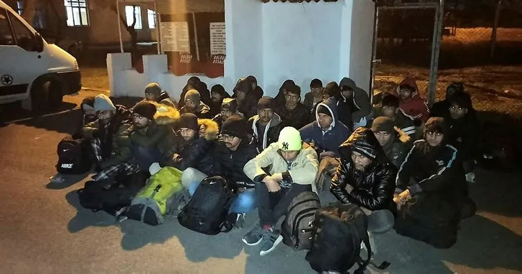 Jandarmanın dur ikazına uymayan minibüste 27 düzensiz göçmen yakalandı