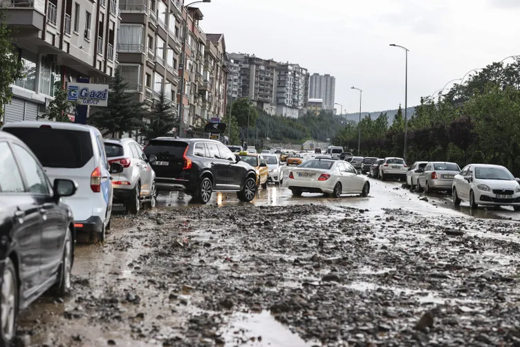 Son dakika | Ankara sular altında! Etkili sağanak yerini doluya bıraktı: Sokaklar dereye döndü, araçlar suya gömüldü