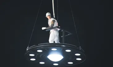 Çakal sahneye UFO ile indi!