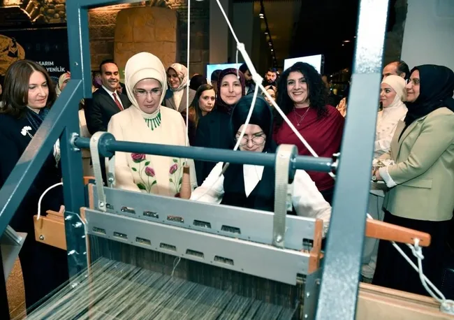 emine-erdogan-anadoludakiler-sergisinin-acilisinda-konustu-1763564264624.jpg Emine Erdoğan, 'Anadoludakiler Sergisi'nin açılışında konuştu