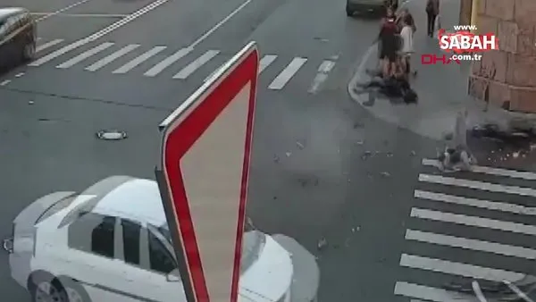 Motosiklet önce otomobile sonra kadına çarptı